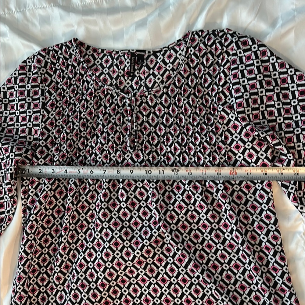 Geometric Patterned Women's Top - Picture 5 of 10